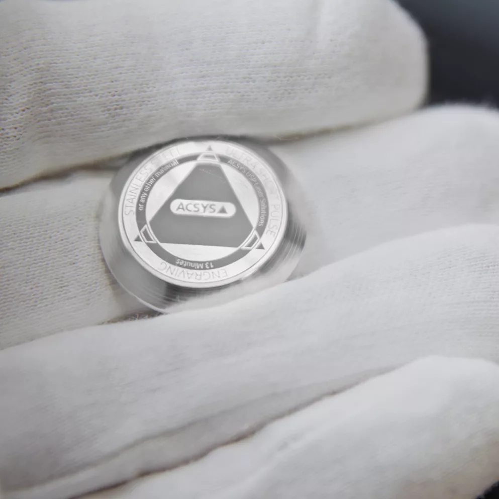 Uhrenböden lassen sich durch Laserbearbeitung gravieren und mit Frosting oder Laserpolitur weiter veredeln