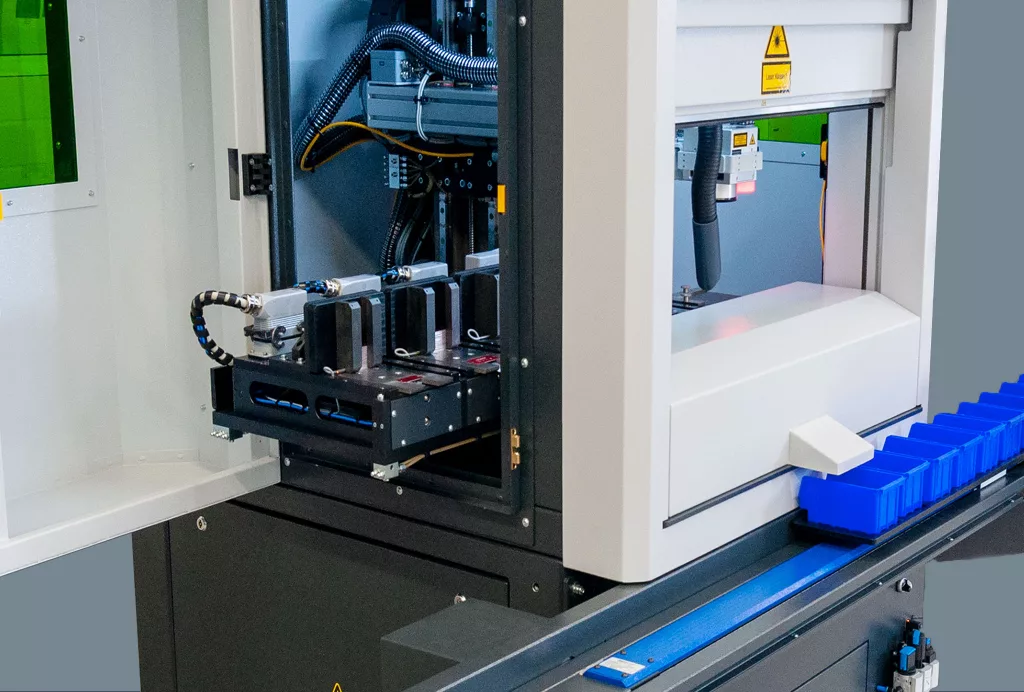 Typenschildmagazin als Option zur automatisierten Bearbeitung von Typenschildern in Standard- und Spezialgrößen