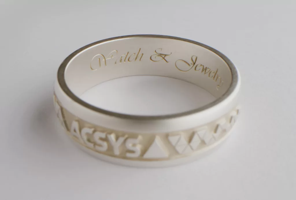 Innenbeschriftung & -gravur von bombierten Ringen mit Lasersystemen