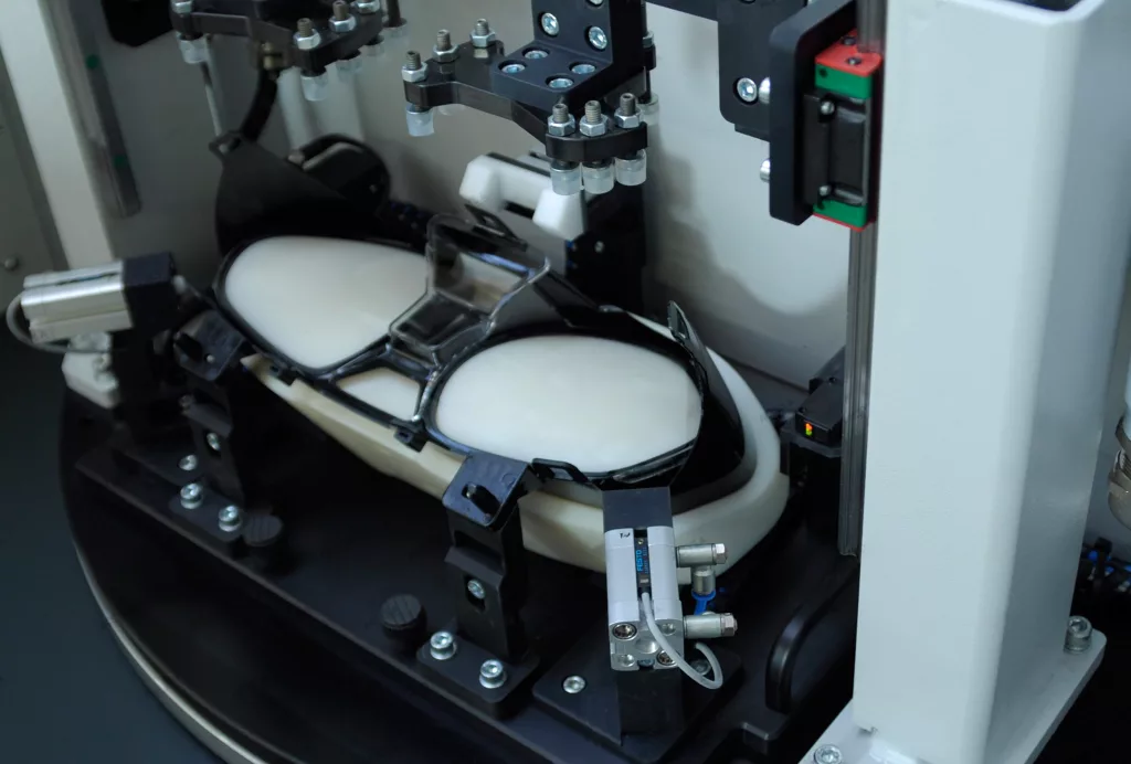 Kunststoffschweißen mit Lasertechnik bei Tachoblenden mit ACSYS Faserlasern