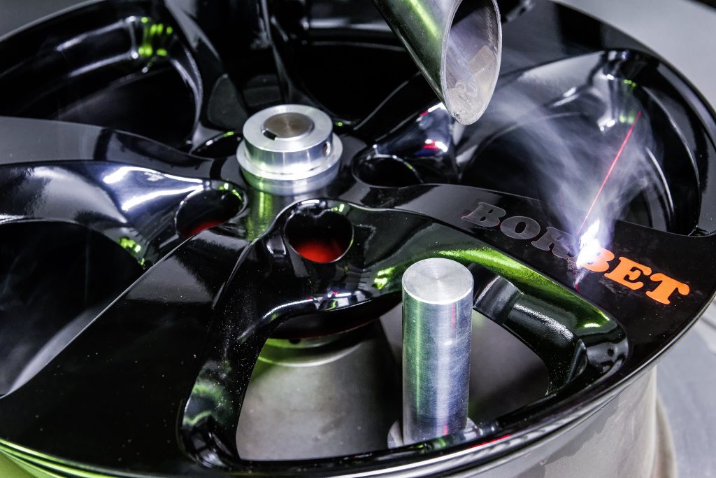 Lackabtrag bei Felgen: Mikrogenaue Entlackung mit Lasersystemen von ACSYS als Alternative zu herkömmlichen Verfahren