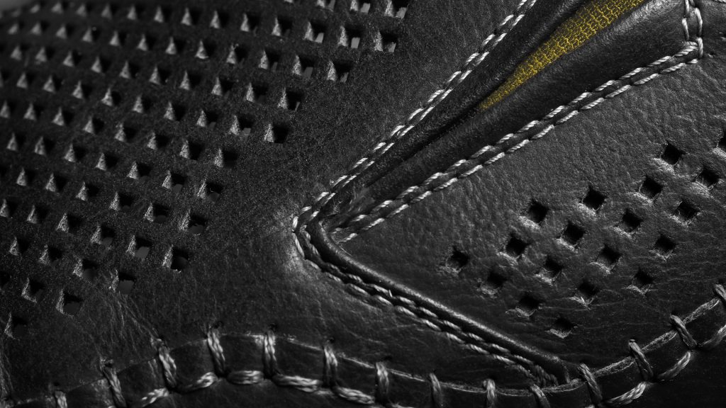 Narbungen und Perforationen im Automotive-Interior lassen sich mit ACSYS Lasertechnik qualitativ hochwertig und gleichzeitig effizient erstellen.