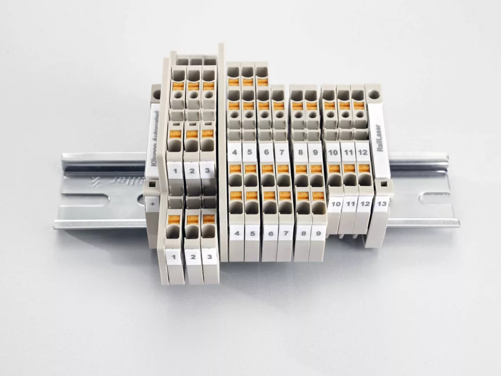 Vorbestückte und mit dem RailLaser beschriftete Klemmleiste von Weidmüller (Bildrechte Weidmüller).